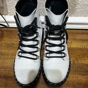 Sorel women’s lace up boots! Size 7